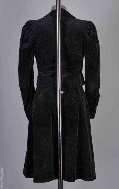 LAURA ASHLEY
SET in black cotton velvet including...
