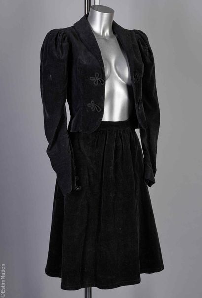 LAURA ASHLEY
SET in black cotton velvet including...