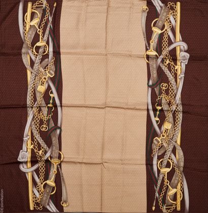 GUCCI
CARRE en twill de soie imprimé de sangles...