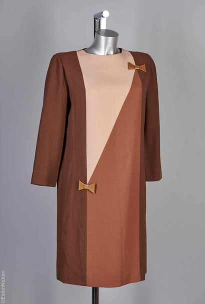 MAXIM'S DE PARIS PAR PIERRE CARDIN
ROBE droite...