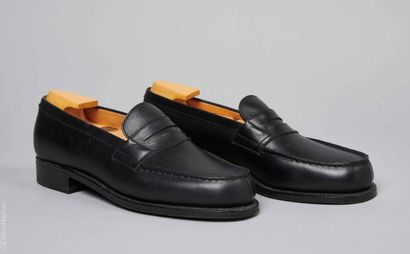 J.M. WESTON
PAIRE DE MOCASSINS en cuir légèrement...