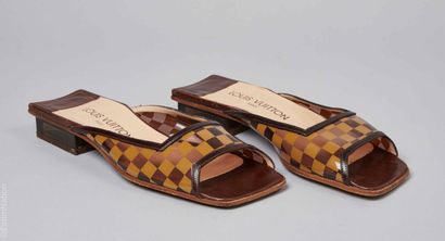 LOUIS VUITTON
PAIRE DE MULES en PVC damier...