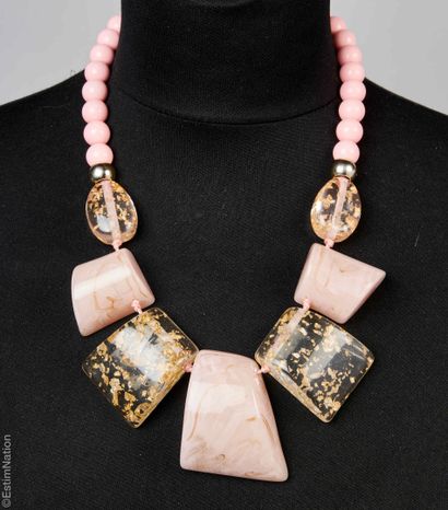 ANONYME 
COLLIER composé de perles en plastique...