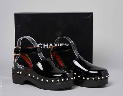 CHANEL
PAIRE DE SANDALES d'inspiration sabots...