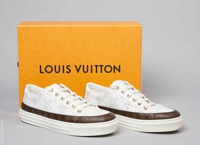 LOUIS VUITTON
PAIRE DE SNEAKERS en cuir perforé...