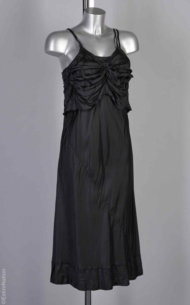 COMME DES GARÇONS (GRIFFE DECOUPÉE)
ROBE...