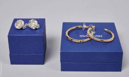 SWAROVSKI
PAIRE DE CREOLES pour oreilles...