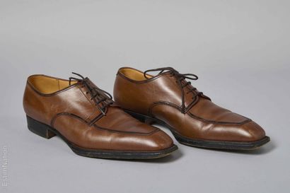 J.M. WESTON
PAIRE DE DERBIES en veau caramel...