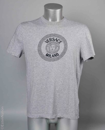 VERSACE
DEUX TEE SHIRTS en coton à décor...