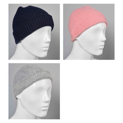 ACNE STUDIOS, FWSS
TROIS BONNETS : le premier...