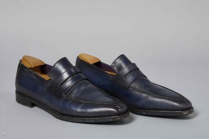 BERLUTI
PAIRE DE MOCASSINS en veau patiné...