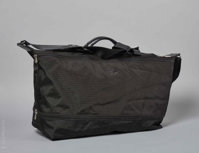 LONGCHAMP
SAC DE VOYAGE en nylon noir, poignées...
