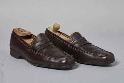 J.M. WESTON
PAIRE DE MOCASSINS en veau légèrement...