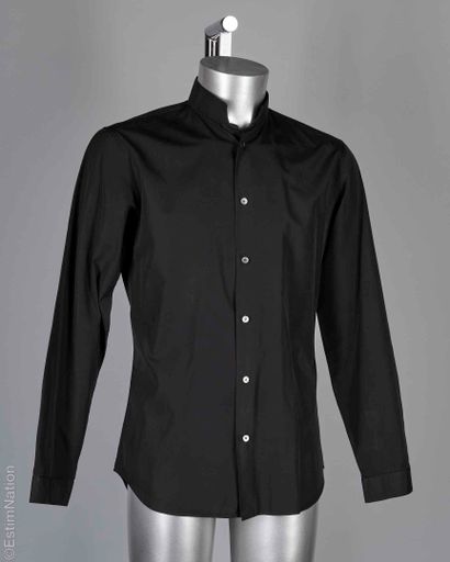 DIOR HOMME
DEUX CHEMISES en coton : la première...