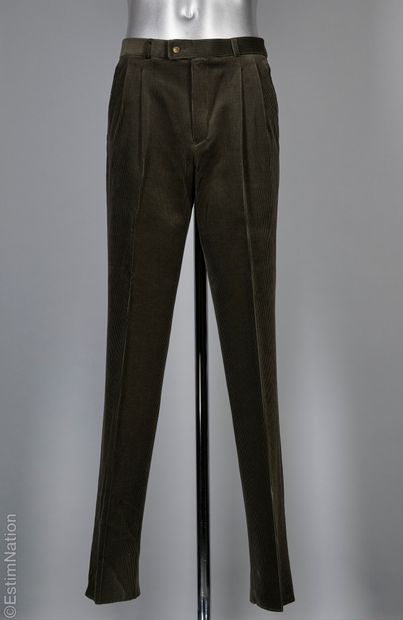 LACOSTE (MANQUE GRIFFE)
PANTALON en velours...