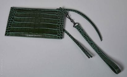 BALENCIAGA
POCHETTE zippée en cuir embossé...