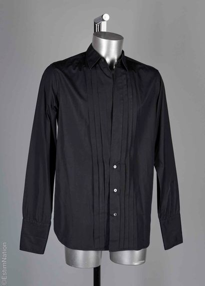 LOUIS VUITTON
CHEMISE en coton noir, plastron...