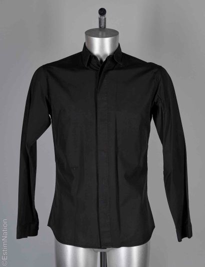 DIOR HOMME
DEUX CHEMISES en coton : la première...