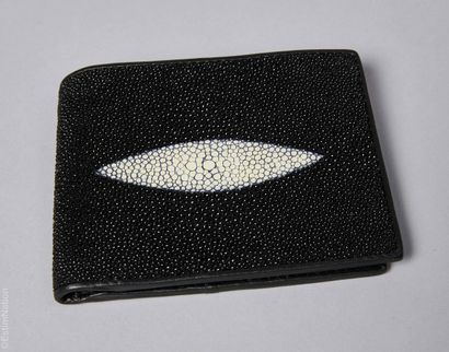 ANONYME
PORTEFEUILLE porte cartes en galuchat...
