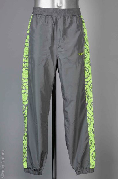 VERSACE
ENSEMBLE DE SURVETEMENT en polyester...