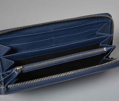 BALENCIAGA
Companion wallet in perforated...
