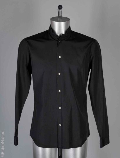 DIOR HOMME
DEUX CHEMISES en coton : la première...