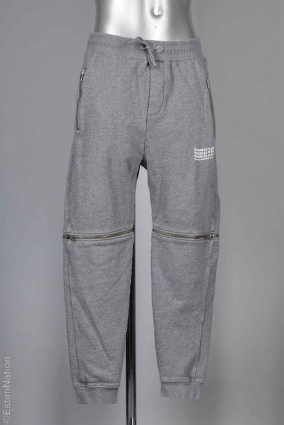 BALENCIAGA WARDROBE UNISEX PAR DEMNA GVASALIA...