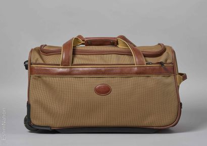LONGCHAMP
VALISE à roulettes et poignée télescopique...