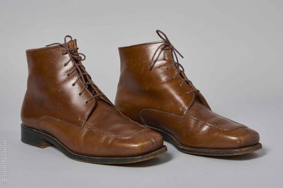 J.M. WESTON
PAIRE DE BOTTINES en veau caramel...