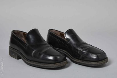 HESCHUNG
PAIRE DE CHAUSSURES en veau glacé...