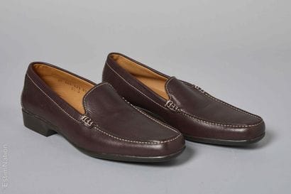 J.M. WESTON
PAIRE DE MOCASSINS en veau chocolat...