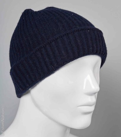 ACNE STUDIOS, FWSS
TROIS BONNETS : le premier...
