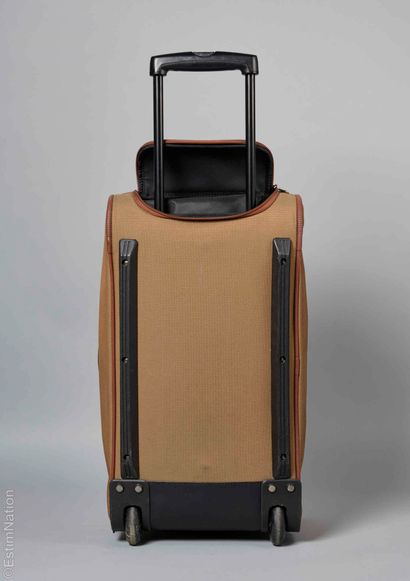 LONGCHAMP
VALISE à roulettes et poignée télescopique...