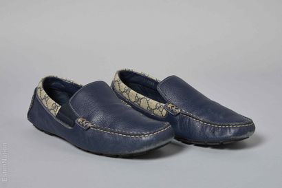 GUCCI
PAIRE DE MOCASSINS en cuir grainé marine...