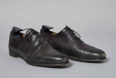 BERLUTI
PAIRE DE RICHELIEUS en veau à patine...