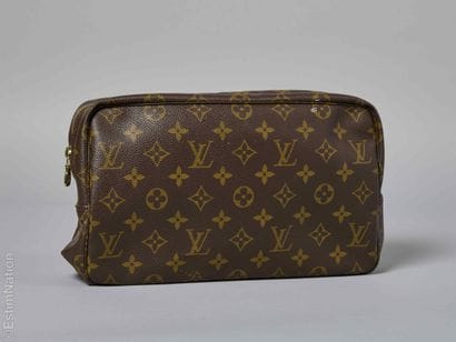 LOUIS VUITTON VINTAGE
TROUSSE DE TOILETTE...