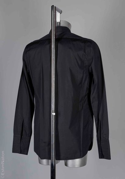 LOUIS VUITTON
CHEMISE en coton noir, plastron...