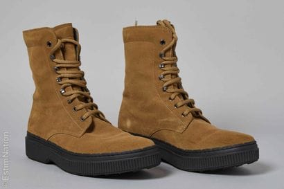 TOD'S
PAIRE DE BOTTINES montantes en peau...