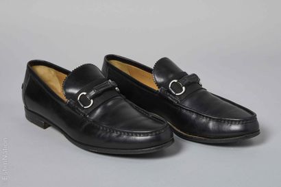 GUCCI
PAIRE DE MOCASSINS en veau noir, empeignes...