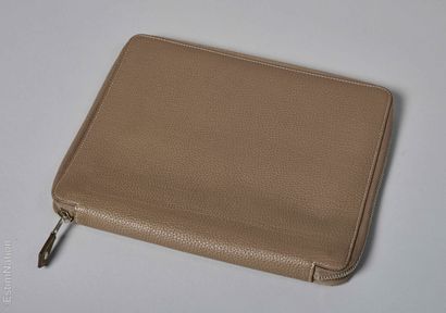HERMÈS PARIS (2013)
ETUI pour IPad en Taurillon...