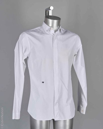 DIOR HOMME
DEUX CHEMISES en coton : la première...