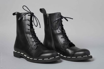 MOSCHINO
PAIRE DE BOTTES montantes en cuir...