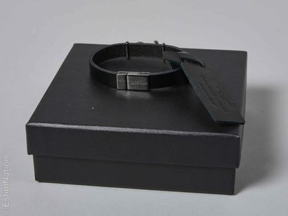 SAINT LAURENT
BRACELET en cuir noir, sigle...