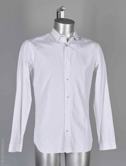 DIOR HOMME
DEUX CHEMISES en coton : la première...