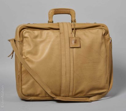 NINA RICCI CIRCA 1970
VALISE en cuir souple...