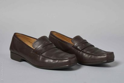 J.M. WESTON
PAIRE DE MOCASSINS en veau grainé...