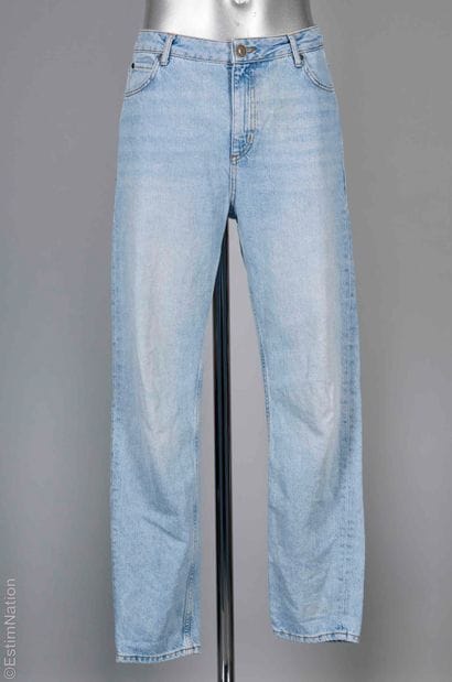 SANDRO
DEUX JEANS :le premier en denim bleu...