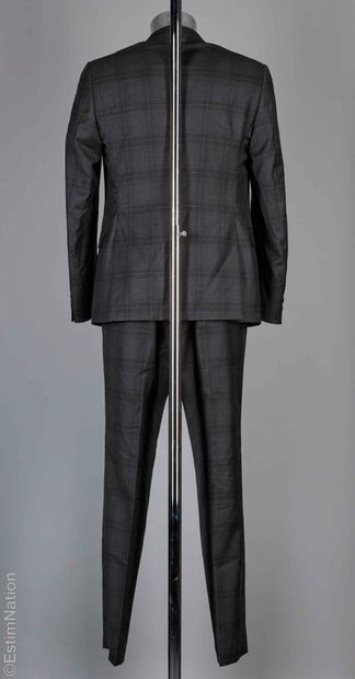 CERRUTI
COSTUME en laine vierge façonnée...