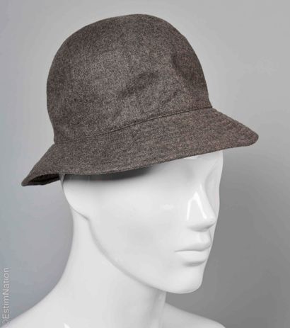 HERMÈS
CHAPEAU à bords en cachemire chiné...