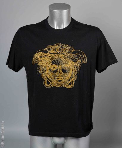 VERSACE
DEUX TEE SHIRTS en coton à décor...